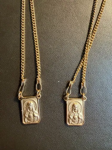 escapulário romanel banhado a ouro 18k