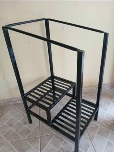 Suporte de ferro com dois degraus. Usado.