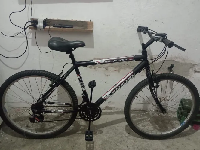 Bicicleta Houston semi nova com marchas aro 26