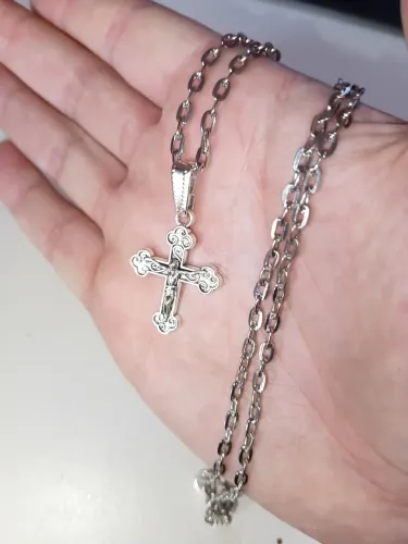 Crucifixo estilo Arabesco. NOVO. Aço com banho de ródio. 60 cm e 4 mm.