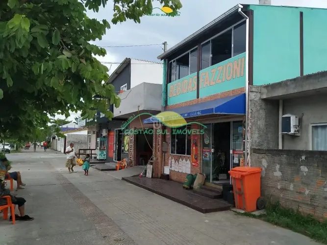 Prédio formado por duas lojas e um apartamento na principal rua comercial do bairro - Tape