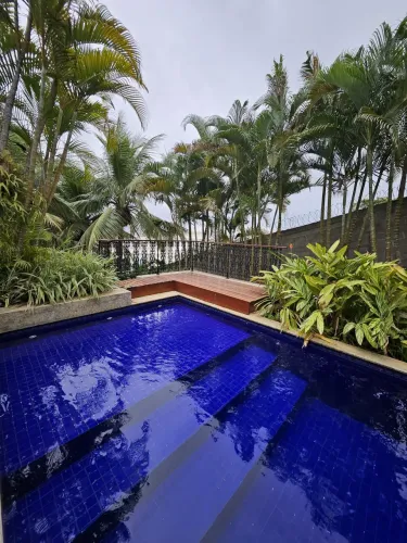 Casa de alto padrão em condomínio a venda