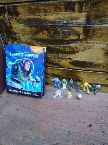 Livro Disney com miniaturas