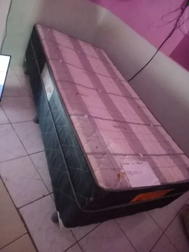 Vendo cama box de solteiro 