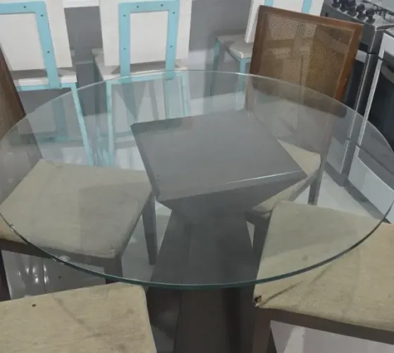 mesa de jantar redonda com tampo de vidro