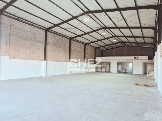 Galpão à Venda com 360m², Escritórios e Estrutura Completa