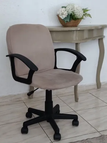Cadeira giratória e ajustável