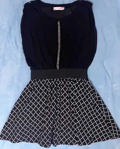 Vestido curto preto, tamanho G.