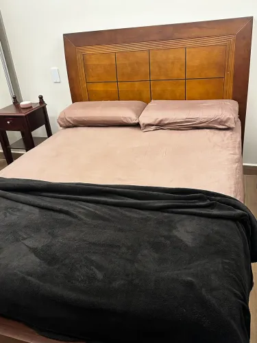 Cama casal em madeira sem colchão 