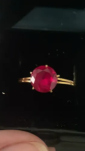 Vendo um conjunto de brinco e anel de ouro 18 com pedras em rubi