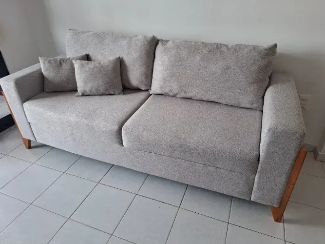 Sofá fixo 2,10m cor cinza semi-novo detalhe em madeira