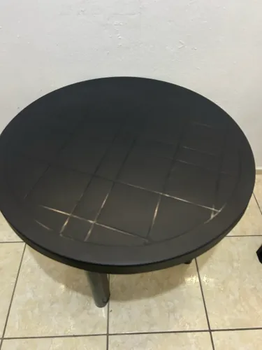 VENDO MESA DE PLÁSTICO CONSERVADA COM 3 CADEIRAS