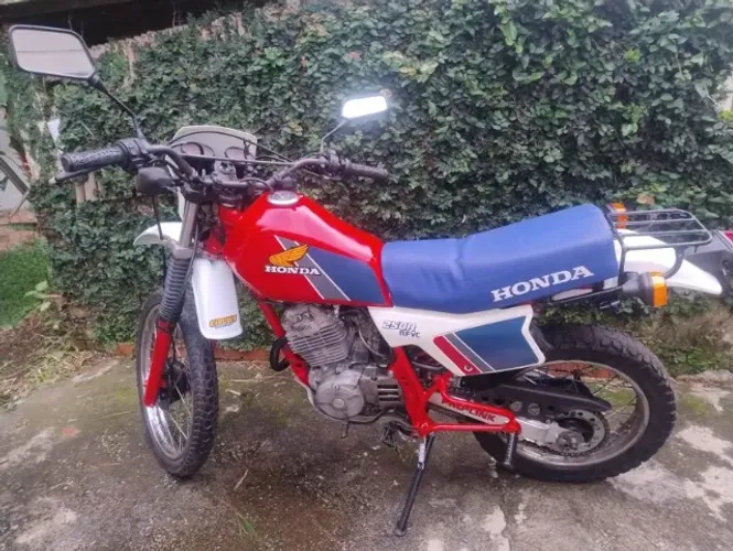 MOTO XLX 250 marca HONDA ano 1984 em otimo estado .