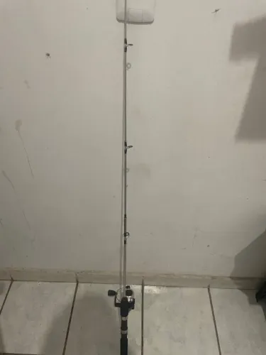 Vara de pesca com molinete