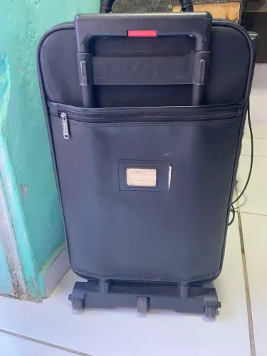 Mala de couro tamanho M em perfeito estado