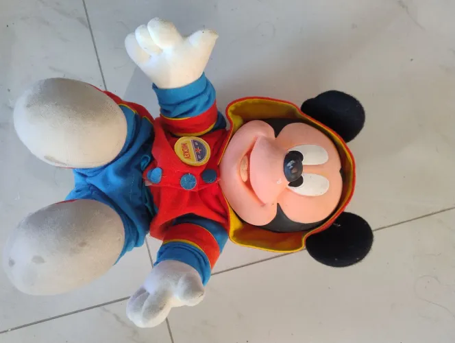 Boneco de pelúcia do Mickey