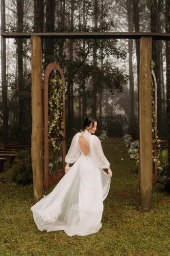 Vestido de noiva romântico - manga longa bufante, renda, tule e capa - 2 em 1