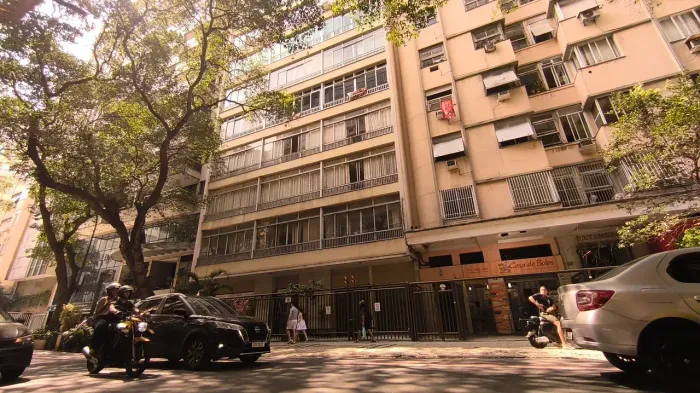 Excelente apartamento de alto padrão na rua Xavier da Silveira em Copacabana!