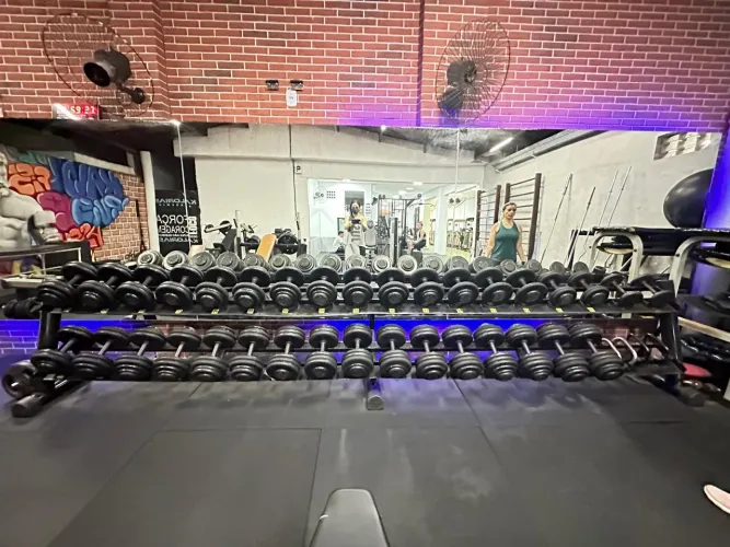 VENDO ACADEMIA COMPLETA 