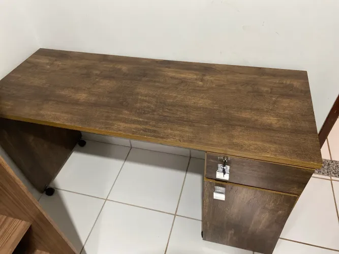 Escrivaninha com 1 ano de uso em bom estado