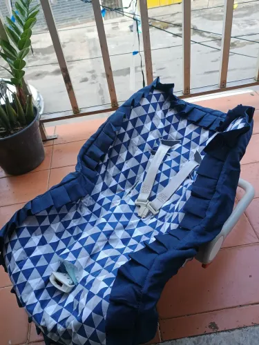BEBÊ CONFORTO COM CAPA AZUL PARA CARRO