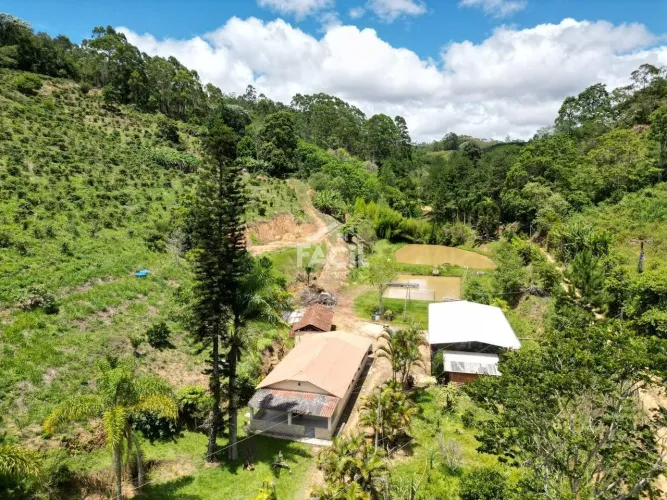 Sítio à Venda em Santa Teresa com 4 Dormitórios e 2 Banheiros