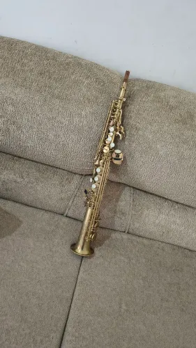 Saxophone Soprano (Sax Reto) desplacado