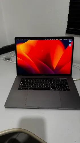 MacBook Pro 15" 2017 Touch Bar i7 3,1GHz 16GB SSD 512GB 2 Placas Vídeo + Brinde