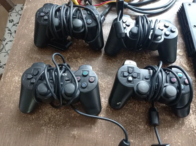 Controle Playstation 2 R$60,00 cada leia o anuncio