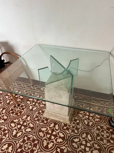 Mesa de vidro com base em mármore