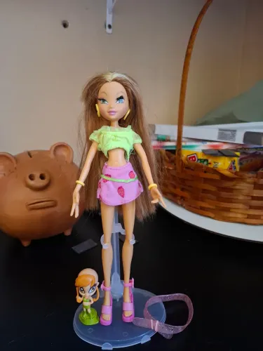 Boneca Winx Flora Casual