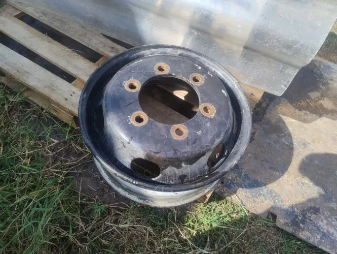 Roda de ferro sem câmara com 6 furos