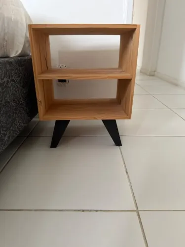 Mesa de cabeceira de madeira