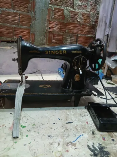 Máquina de  costura antiga singer. 