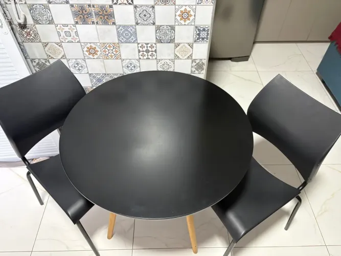 Mesa redonda com duas cadeiras