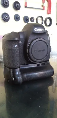 Canon 6D em estado de zero. Acompanha grip, Cartão memoria 32g, 2 baterias canon origina