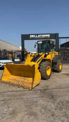 KOMATSU WA200 2021 APENAS 1.600 HORAS ESTADO DE NOVA