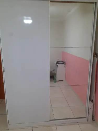 Guarda roupas branco 2 portas espelho inteiro e três gavetas