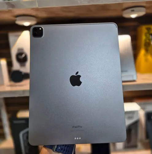 iPad Pro 12,9" (6ª geração), 128GB, Wi-Fi, usado, cinza, chip M2, c/ case e carregador.