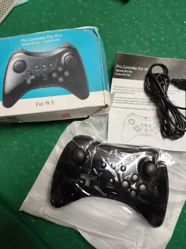 Controle Wii U compatível. Na caixa Completo 