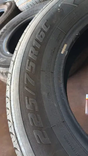 Vende se 4 pneus 225/75R16