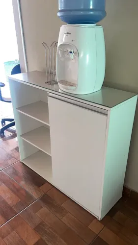 Aparador com tampo de vidro
