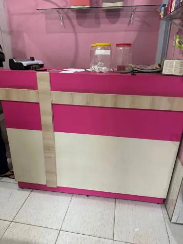 Balcão rosa com gaveta e coméia por dentro 