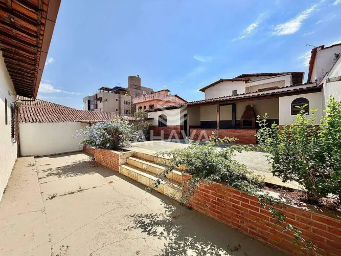 Casa com 3 Quartos à Locação, 3 Vagas, 171m², Bairro Itapoã, próximo à Avenida Portugal