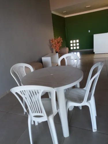 Vendo mesas e cadeiras branca ?