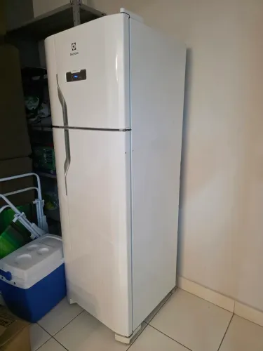 Geladeira Electrolux 210Vac