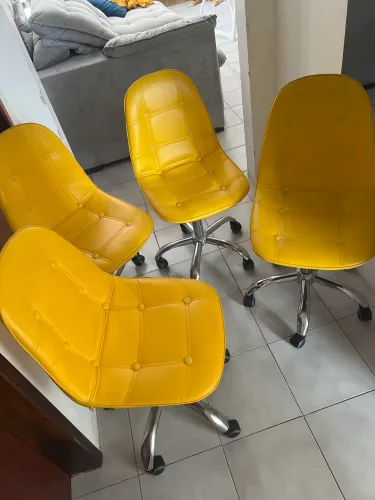 4 cadeiras amarelas giratórias de escritório