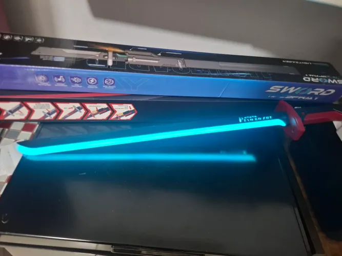 Espada elétrica com luz e som.