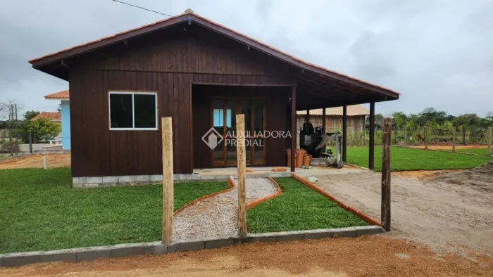 casa 2 quartos 1 banheiro , casa madeira em terreno 360mts ressaca Garopaba