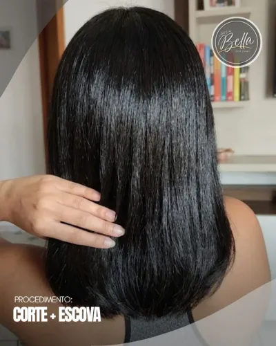Cabeleireira - Corte + Escova.